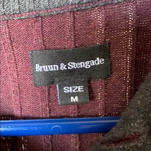 Burgundy Sweater with button closure - Picture 2 of 4